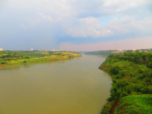 Río Paraná en la frontera de Brasil con Paraguay