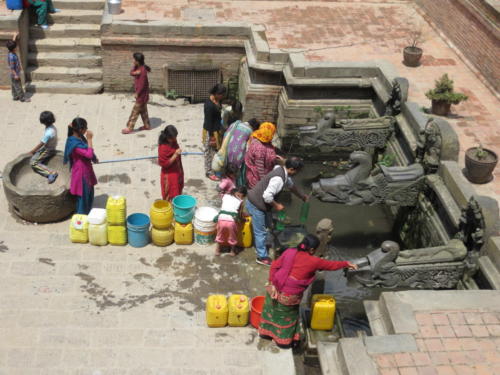 Recogiendo agua del Manga Hiti, Patan, Katmandú