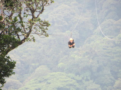 Gisela volando por el bosque, Santa Elena