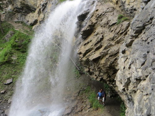 Detrás de una cascada suiza