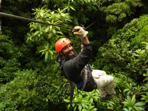Sal haciendo zipline por el bosque, Santa Elena