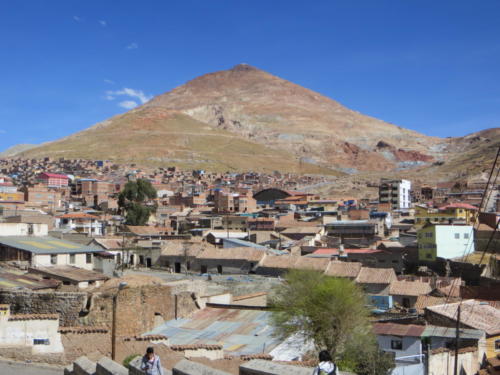 Vista del Cerro Rico desde el Arco de Cobija, Potosí