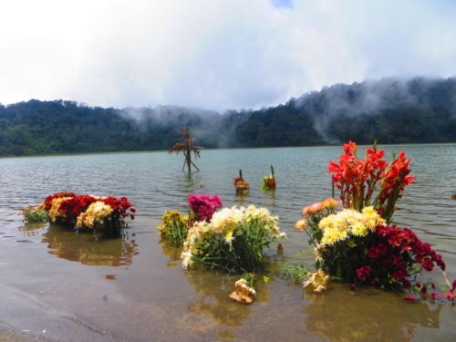 Ofrendas en la Laguna Chicabal cerca a Quetzaltenango