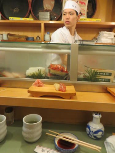 Sushi de desayuno en el Mercado de Mariscos Tsukiji, Tokio