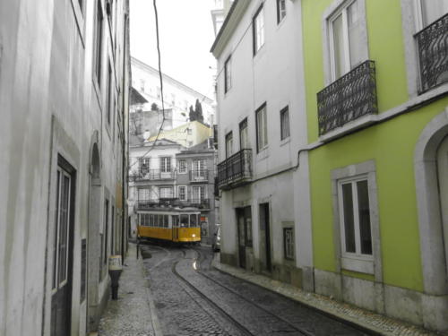 Tranvía en el barrio Alfama, Lisboa