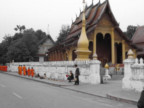 Monjes pidiendo limosna por la mañana, Luang Prabang