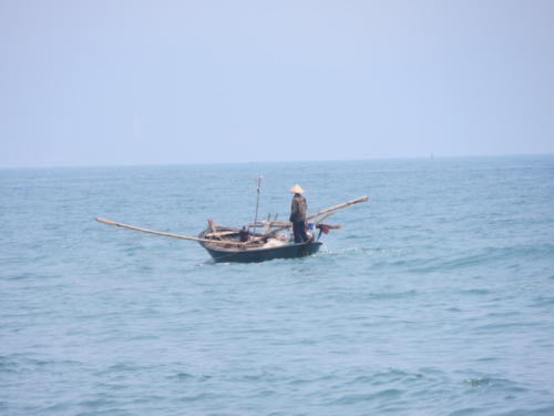 Pescador en la playa de An Bang, Hoi An