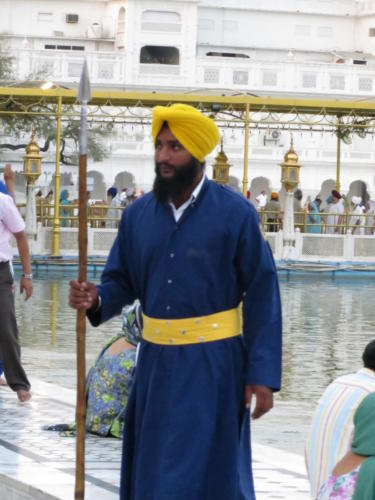 Guardia sij en el Templo Dorado, Amritsar
