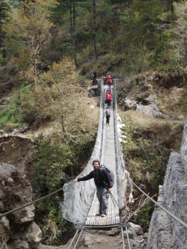 Típico puente colgante, caminata hacia el Campamento Base del Everest