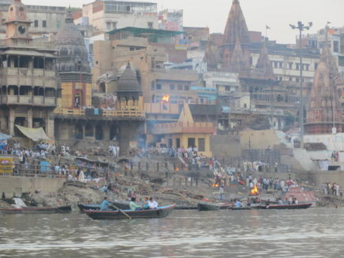 Cremaciones en un ghat del río Ganges, Varanasi