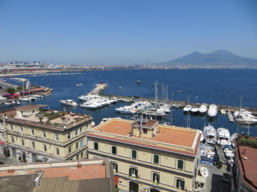 Puerto de Nápoles con el Monte Vesubio al fondo