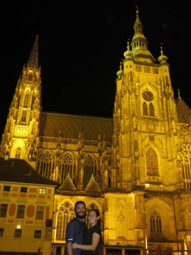 Catedral de San Vito de noche en el Castillo de Praga