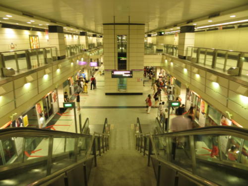 Estación de metro típica de Singapur