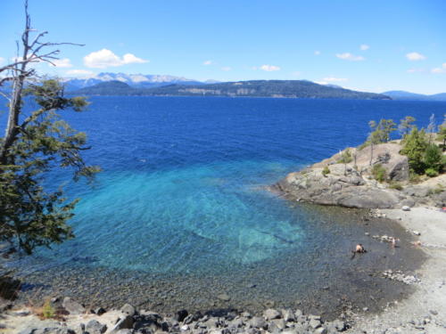 Playa junto al lago en el Parque Municipal Llao Llao, Bariloche