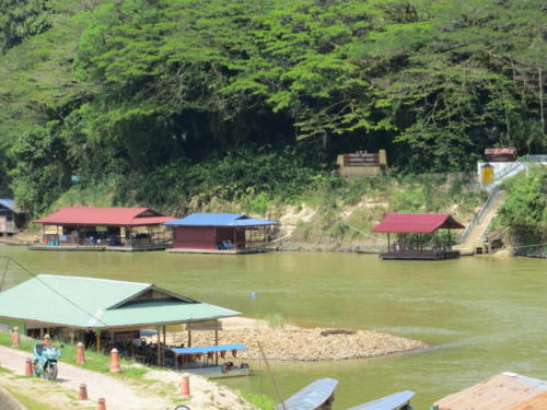 Vista del río Tembeling y Taman Negara desde Kuala Tahan
