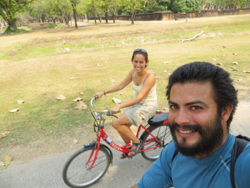 Montando bicicleta en el Parque Histórico de Sukhothai