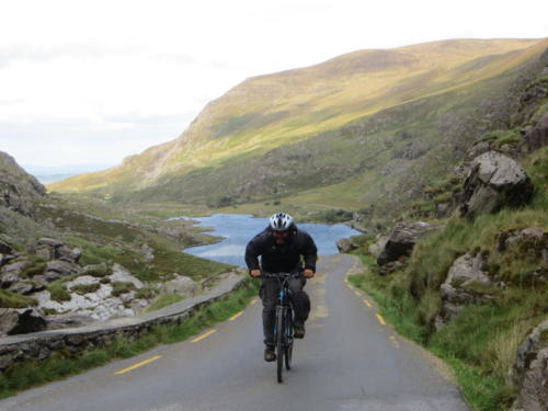 Montando bicicleta por la Brecha de Dunloe, Parque Nacional de Killarney