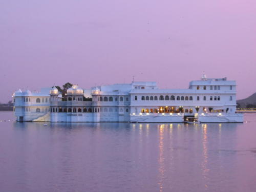 Lake Palace Hotel de noche, Udaipur