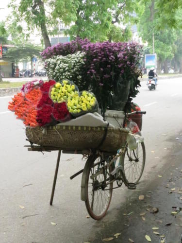 Flores en las calles de Hanoi
