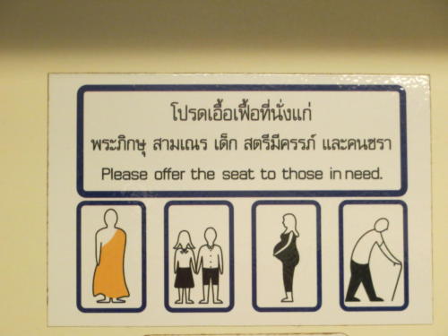 Monje en necesidad, metro de Bangkok