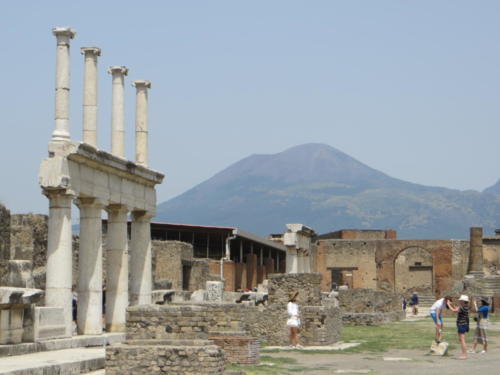 Pompeya con el Monte Vesubio