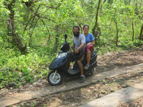 Montando moto en la isla Ometepe
