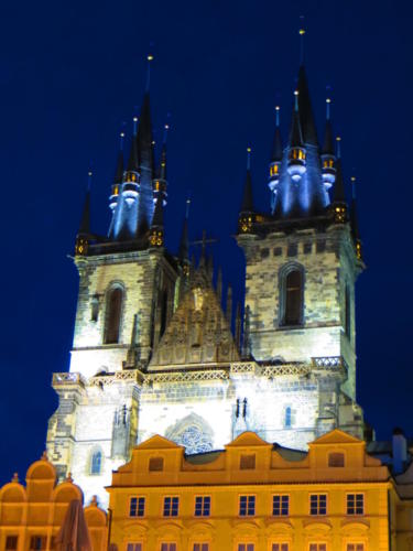 Iglesia de Nuestra Señora ante Týn de noche, Praga