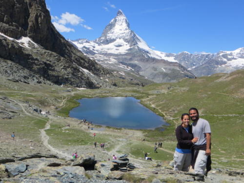 Caminando en los Alpes suizos con vista al Matterhorn