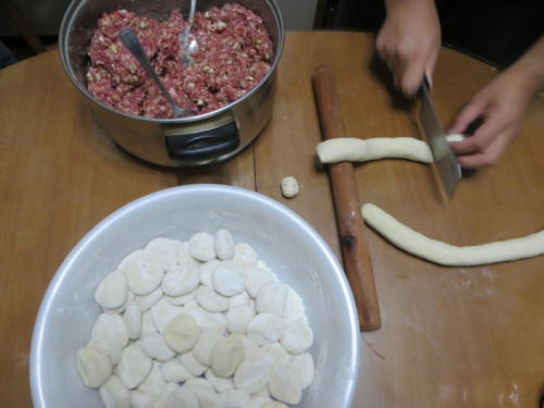 Preparando buuz - Dumplings de Mongolia