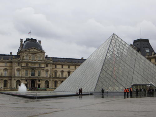 La pirámide del Louvre, París
