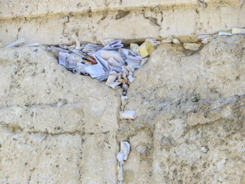 Oraciones en papel en el Muro de los Lamentos, Jerusalén