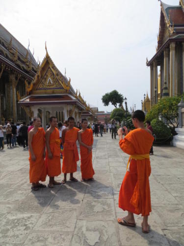 Mojes turistas en Wat Phra Kaew, Bangkok