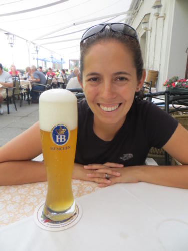 Disfrutando una cerveza de trigo en el jardín de la cerveza de Hofbräuhaus, Múnich