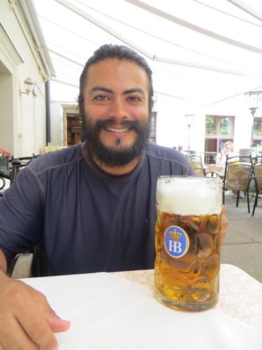 Disfrutando un litro de cerveza en el jardín de la cerveza de Hofbräuhaus, Múnich