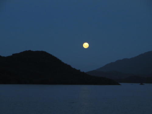 Luna llena en los fiordos chilenos