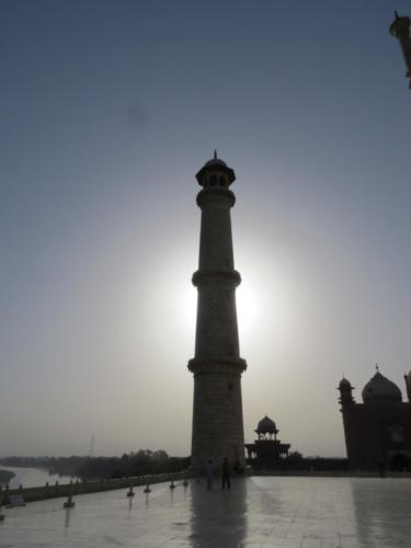 La torre del Taj Mahal al amanecer, Agra